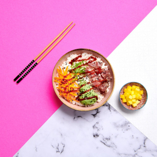 Spicy tuna poké bowl met avocado-limoendip