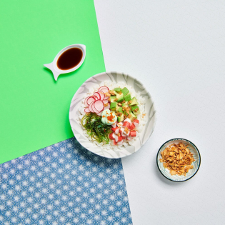 Snelle Poké Bowl met surimi en avocado