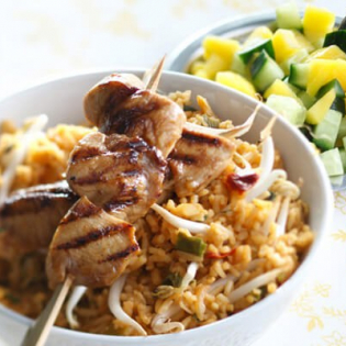 Nasi goreng met kipsaté en taugé