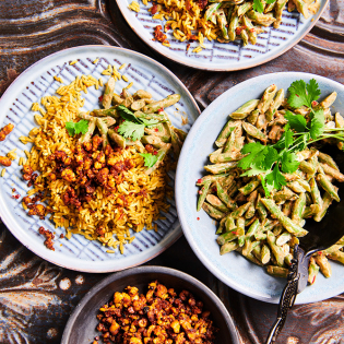 Nasi goreng met tempeh crumble en sperzieboontjessalade