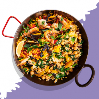 Paella met spinazie, rozijnen en kikkererwten