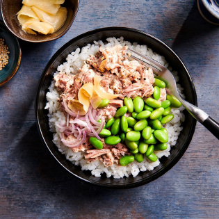 Pokébowl met tonijn, edamame en sushigember