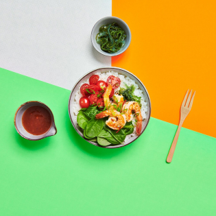 Pokébowl met knoflook-chiligarnalen en zeewiersalade