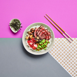 Beef pokébowl met krokante nori en zoetzure radijs