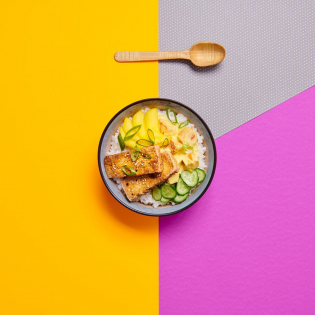 Pompoen pokébowl met kruidige tofu en mango