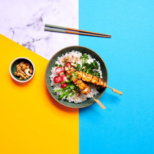 Teriyaki pokébowl met kip, gegrilde bimi en cashewnoten