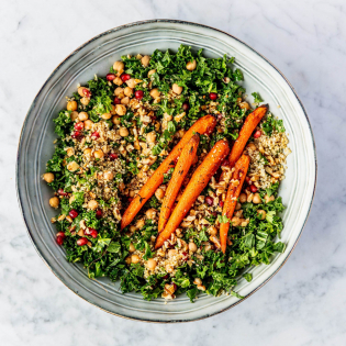 Geroosterde wortelsalade met quinoa en boerenkool