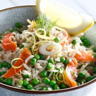 Snelle citroenrijst met zalm en doperwtjes
