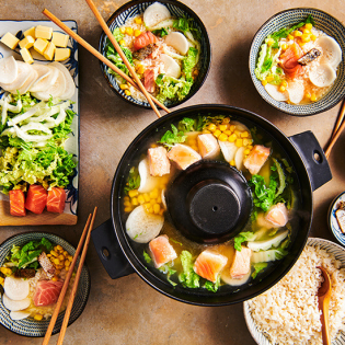 Japanse zalm hotpot met chinese kool, rettich en mais