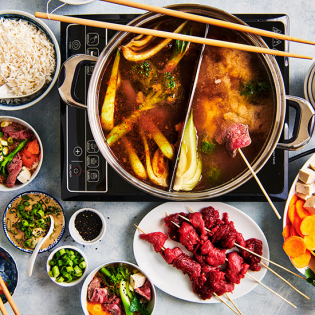 Pittige Sichuan hotpot met bief, wortel en paksoi