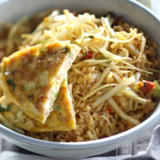 Nasi goreng met garnalenomelet