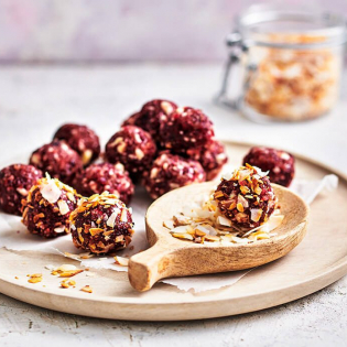 Bliss balls met rood fruit, bulgur en witte chocolade