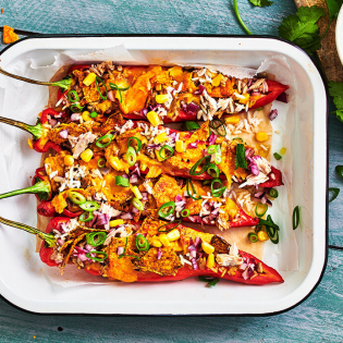 Gevulde Mexicaanse puntpaprika’s met rijst, tonijn en cheddarkaas