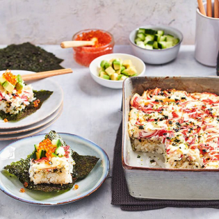 Traybake Poké met Surimi avocado en komkommer