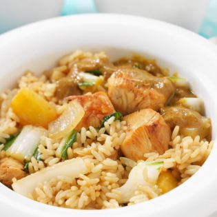 Nasi goreng met kip en ananas