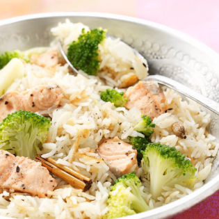 Pilav met zalm en broccoli