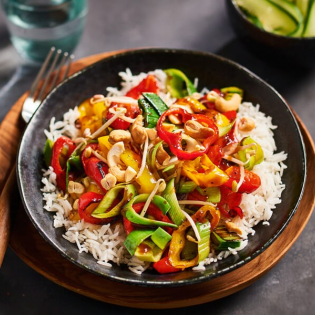 Aziatische roerbakschotel met puntpaprika en cashewnoten