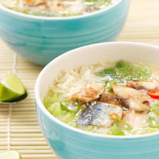 Vietnamese rijstsoep met makreel