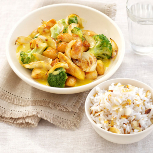 Snelle kipcurry met broccoli en amandelrijst