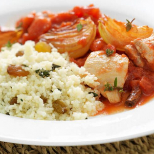 Kip in tomatensaus met rozijnencouscous