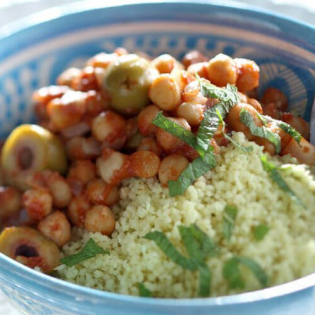 Couscous met kruidige kikkererwtensaus