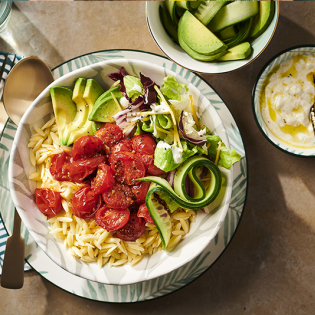 Frisse orzo-avocadosalade met tomaatjes en fetadressing