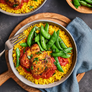 Gele rijst met rode kipcurry en sugar snaps