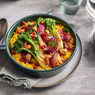 Gele rijst met Shanghai paksoi en cashewnoten