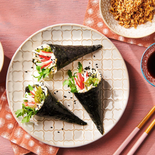 Temaki handrolls met surimi, wakame en zwart sesam