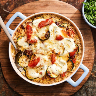 Italiaanse ovenschotel met tomaat, kaas en oregano