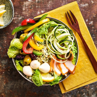 Poké bowl met gerookte kip, pestorijst en mozzarella