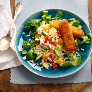 Kleurige rijstsalade met vissticks
