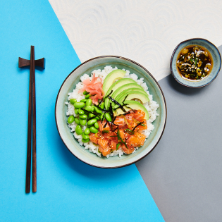 Japanse poké bowl met zalm en pickled ginger