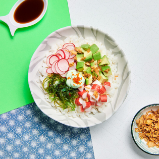 Snelle Poké Bowl met surimi en avocado