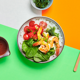 Pokébowl met knoflook-chiligarnalen en zeewiersalade