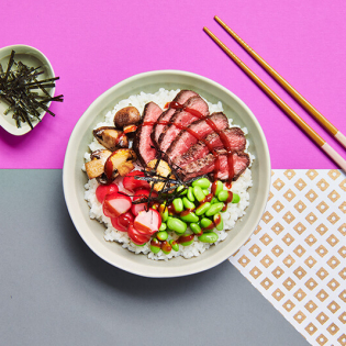 Beef pokébowl met krokante nori en zoetzure radijs