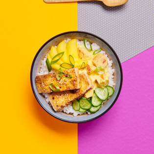 Pompoen pokébowl met kruidige tofu en mango