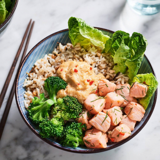 Poké bowl met pittige zalm en broccoli