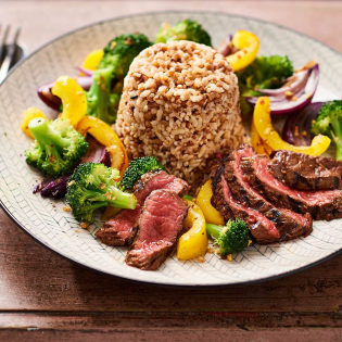 Biefstuk met broccoli en zilvervliesrijst, quinoa en granen