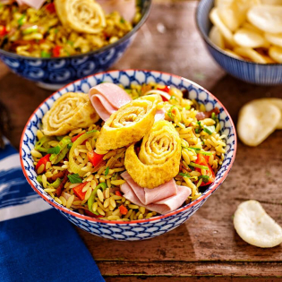 Nasi goreng met omelet