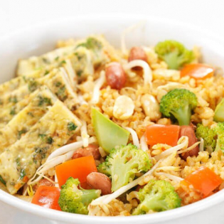 Nasi goreng met pittige omelet en broccoli