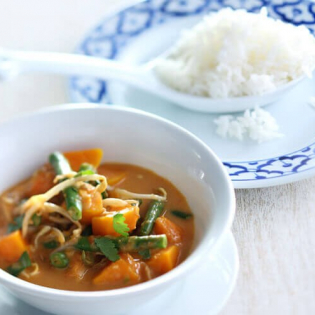 Thaise curry van pompoen, sperzieboontjes en taugé