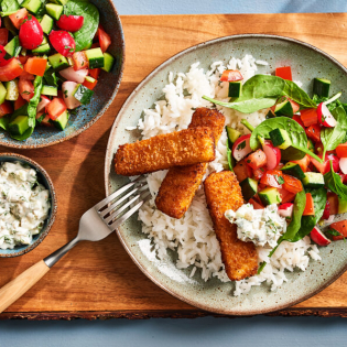 Pandanrijst met vissticks remouladesaus en knapperige salade