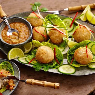 Krokante rijst-kokosballetjes met pindasaus