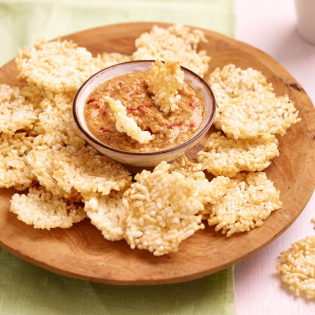 Thaise rijstcrackers met pindadip