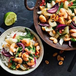 Thaise roerbak van garnalen, paksoi en pinda’s
