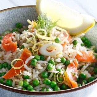 Snelle citroenrijst met zalm en doperwtjes