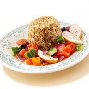 Mediterrane salade met quinoa en gerookte kip