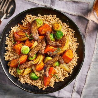 Runderreepjes met quinoa, spruitjes en pompoen