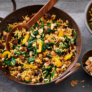 Paella met spinazie, rozijnen en kikkererwten